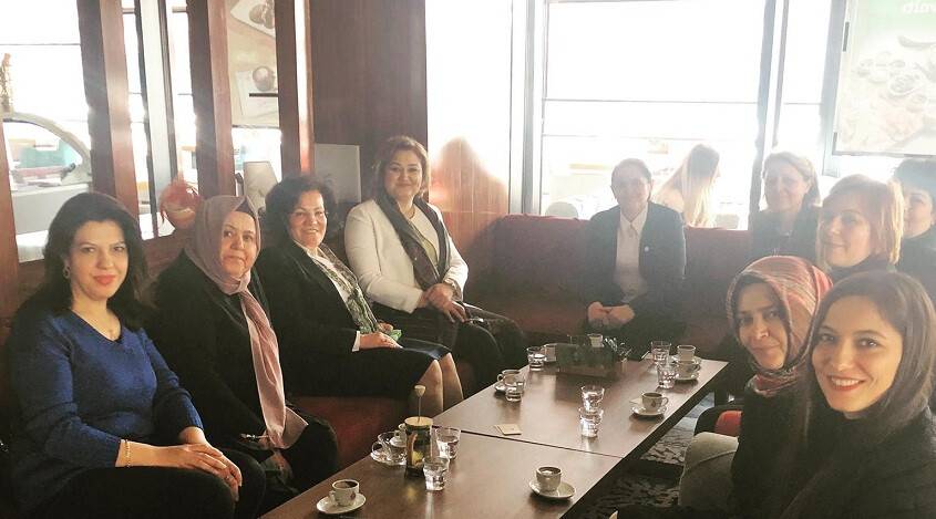 VALİ BEY'İN EŞİ FUNDA HANIM, ANNESİ VE BÜROKRATLAR KAHVE ATEŞİ'NDE