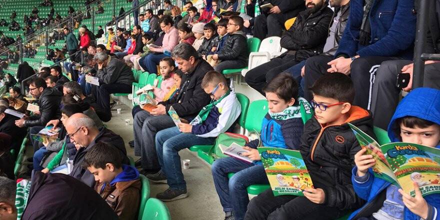 Konyaspor'da tribünler kitap okuyor