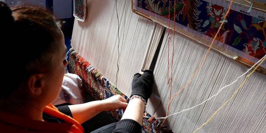 Siparişleri 32 Yıl Önce Verilen Halıları Dokuyorlar