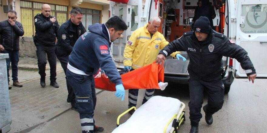 Evinde başından silahla vurulan bir kişi hastanede yaşamını yitirdi 