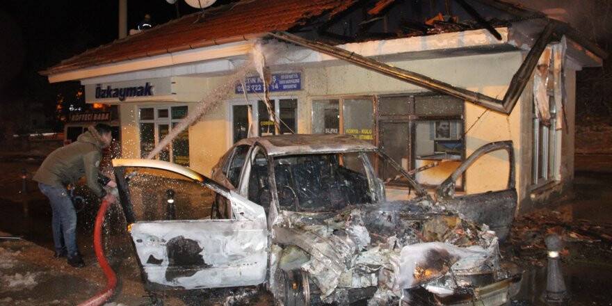 Kaza sonrası alev topuna dönen otomobildeki iki kişi son anda kurtarıldı 