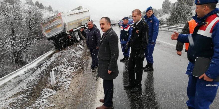 İş Makinası Kızıldüz Mevkisinde Yoldan Çıktı