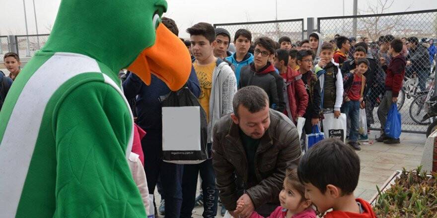 ‪Konyaspor’da şivlilikler kimsesiz çocuklara