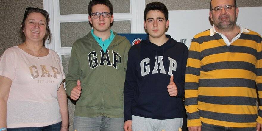 Aile Boyu Satranç Turnuvalarında Yarışıyorlar