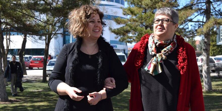 Her şeye rağmen mutlu olarak kanseri yenmek istiyor