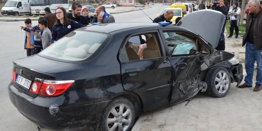 Hafif ticari araçla otomobil çarpıştı: 5 yaralı 