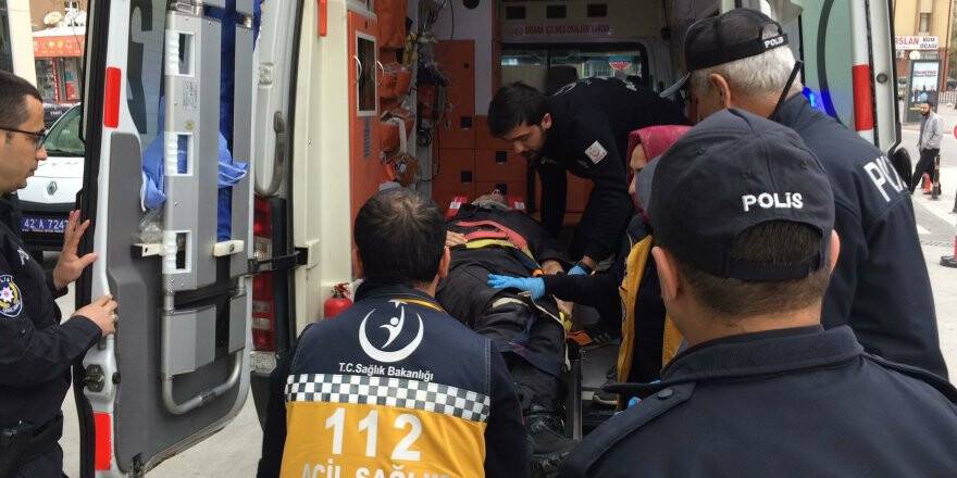 Araç durdurmak için yola çıkan polise otomobil çarptı
