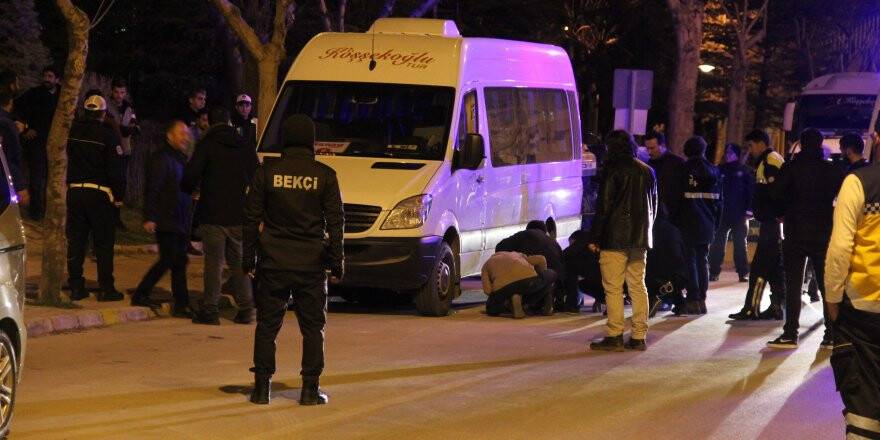 Minibüsün altına saklanıp boğazına bıçak dayadı 