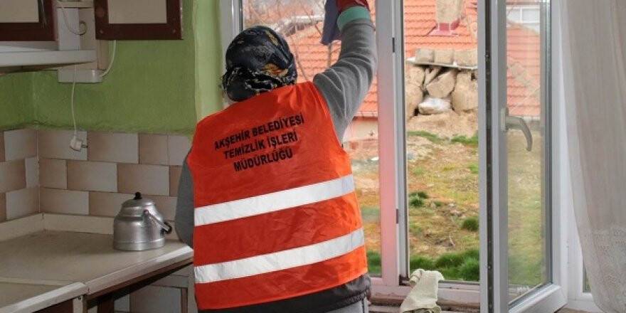 Akşehir Belediyesinin yaşlılara evde temizlik hizmeti sürüyor