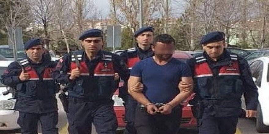 Çaldıkları otomobili parçalarken yakalandılar 