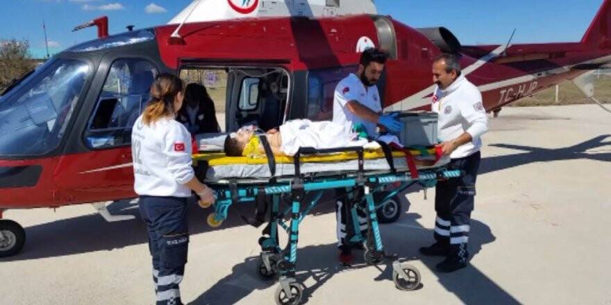 Otomobilden düşüp bariyere çarpan 4 yaşındaki çocuğun bacağı koptu 