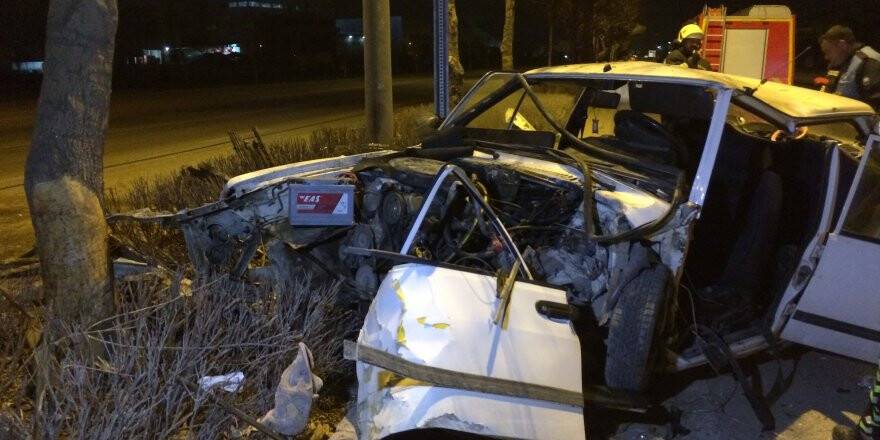 Ağaca çarpan otomobilin sürücüsünü sıkıştığı yerden itfaiye kurtardı 