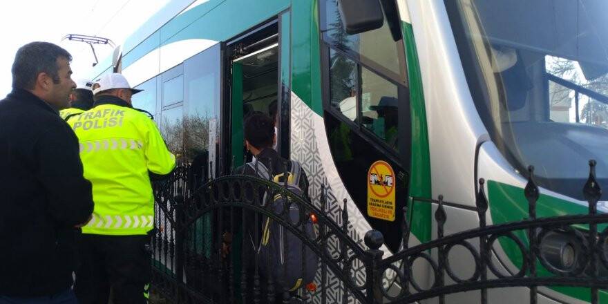 Tramvay genç kıza çarptı