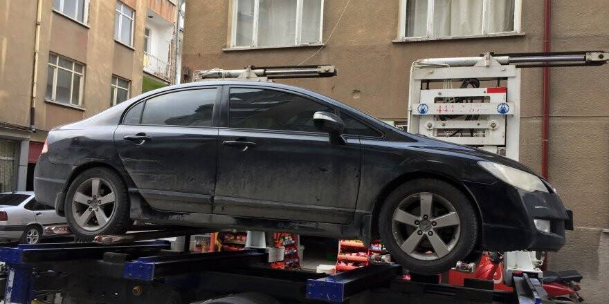 Otomobilin motoruna giren kedi, yakalanması bulunan otomobili ele verdi 