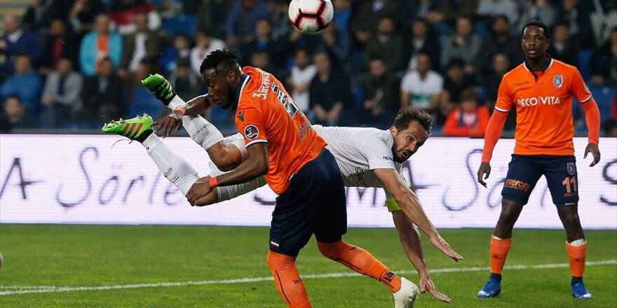 Lider Medipol Başakşehir Sahasında Galip