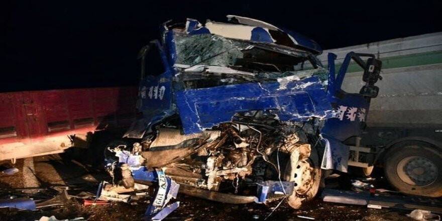 Konya'da Kamyon İle Tır Çarpıştı: 2 Yaralı