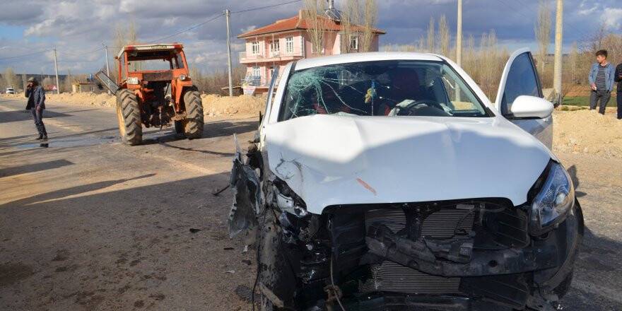 Konya'da Traktör İle Hafif Ticari Araç Çarpıştı: 5 Yaralı