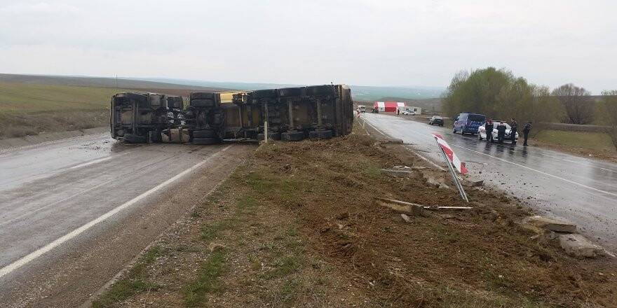 Konya'da refüje çarpan tır devrildi: 1 yaralı