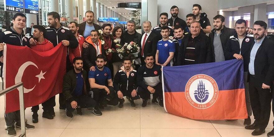 Grekoromen Güreş Milli Takımı Yurda Döndü