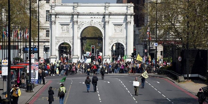 Londra'da Çevreciler Yolları Kesti
