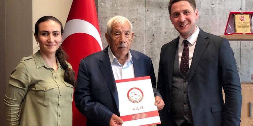 'Türkiye'nin En Yaşlı Muhtarı' Mazbatasını Aldı