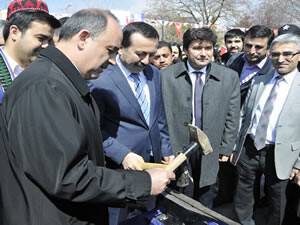Yumurta Tokuşturup Örste Demir Dövdüler