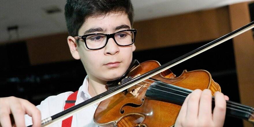 Mozart Ödüllü Ali Kemanını Elinden Bırakmıyor