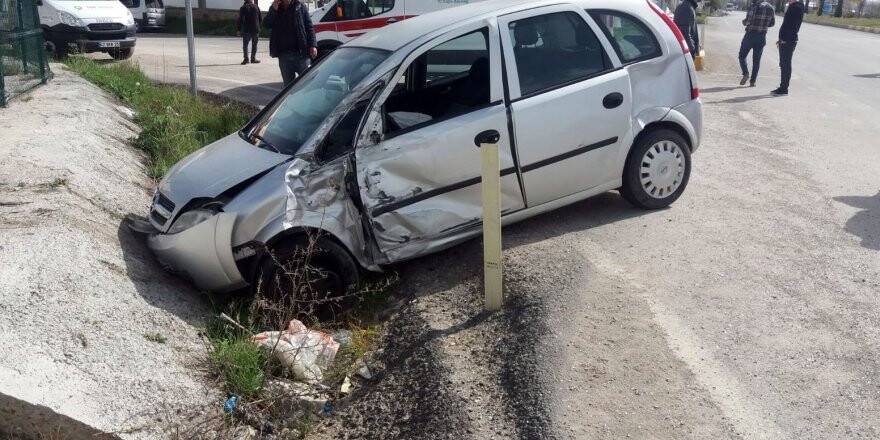 Tur Otobüsü İle Otomobil Çarpıştı: 2 Yaralı