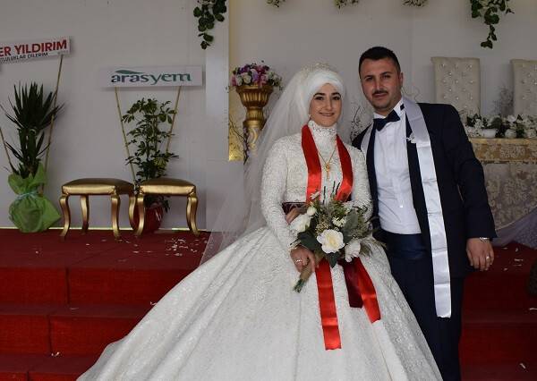 Elif ve Emrah dünya evine girdi