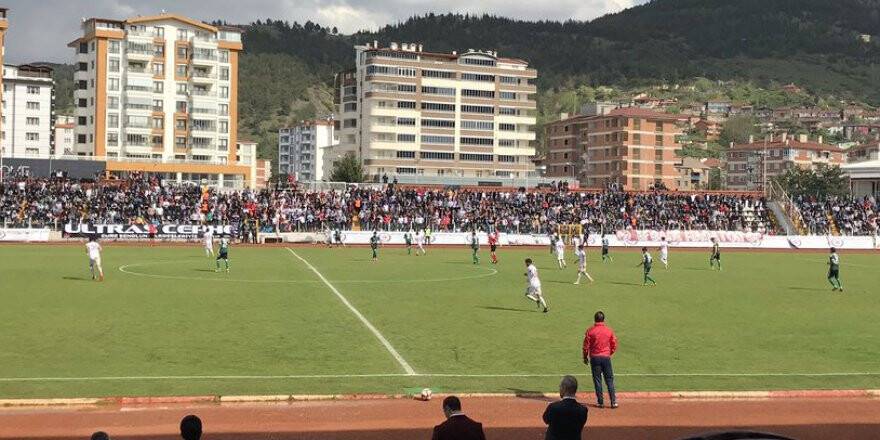 Anadolu Selçukspor umutlarını son haftaya taşıdı