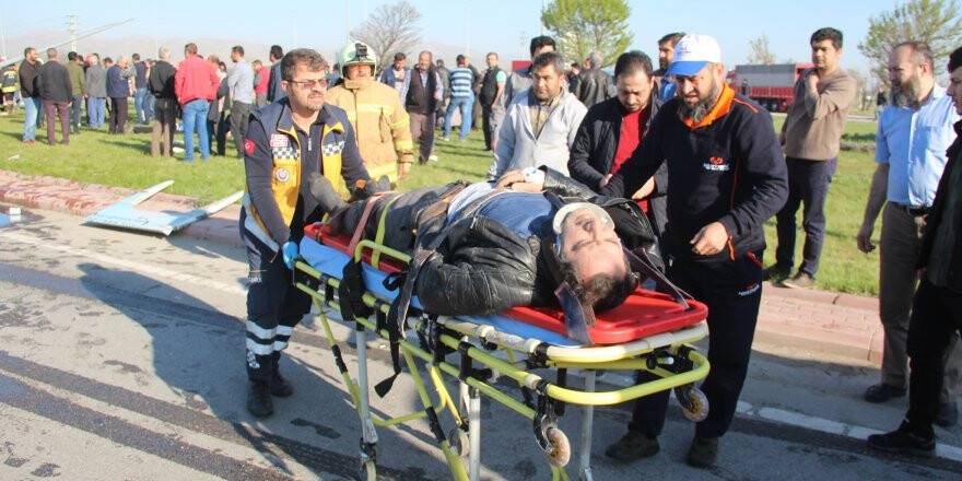 Konya'da işçi servisi ile tır çarpıştı: 1 ölü, 24 yaralı