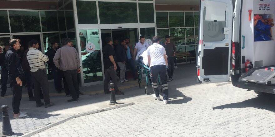 İnşaat kalıpçısı 4. kattan düşerek ağır yaralandı