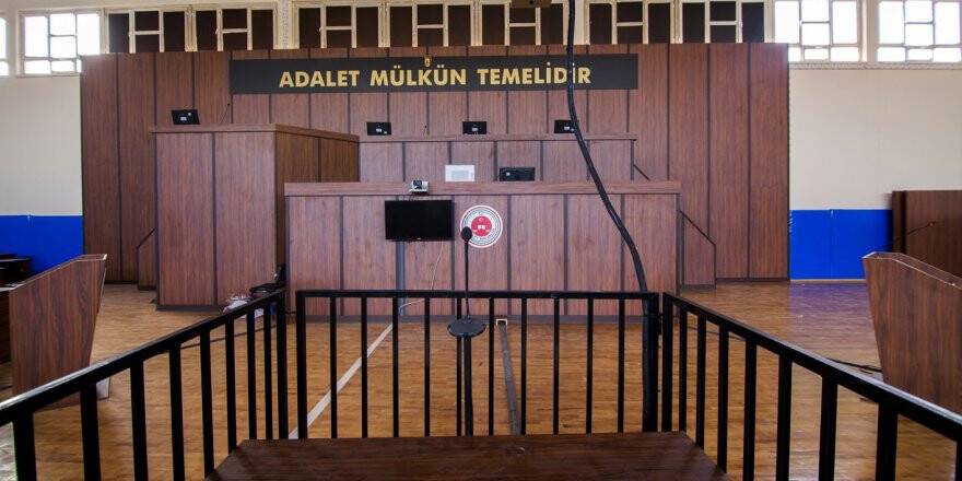 Aracına Çarptıkları Sürücüyü Bıçakla Öldüren Zanlılara Hapis Cezası