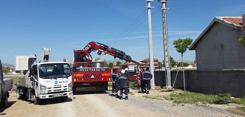 Elektrik direğinden düşen işçi hastanelik oldu