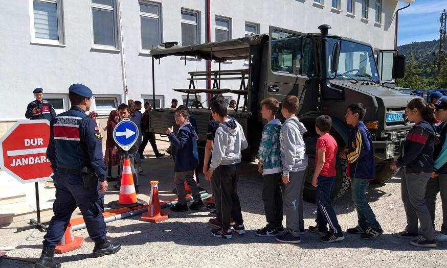 Derebucak’ta öğrencilere jandarma teşkilatı tanıtıldı