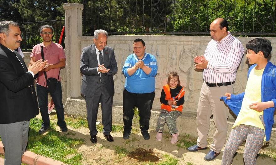 Akşehir’de engelli çocuklar fidan dikti