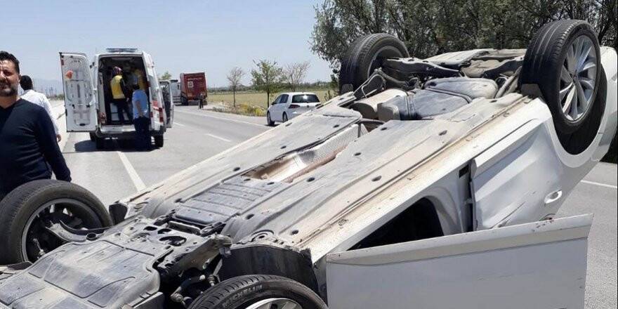 Konya'da tıra çarpan otomobil takla attı: 3 yaralı