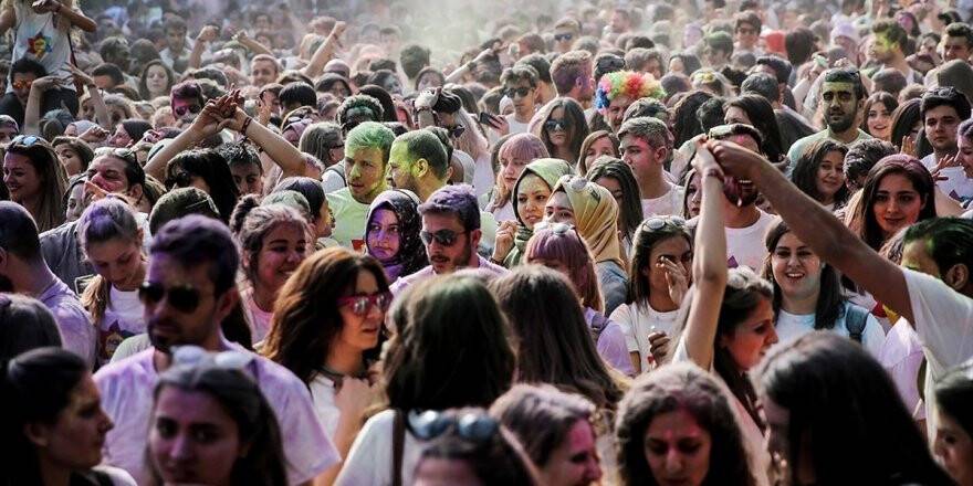 Türkiye'de Nüfusun Yüzde 15,8'ini Gençler Oluşturuyor