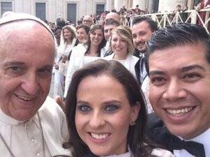 Selfie Modasına Papa da Uydu