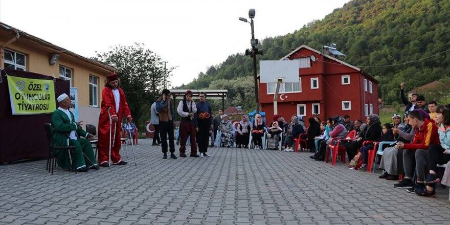 Sahne Tozunu Köylere Taşıyorlar