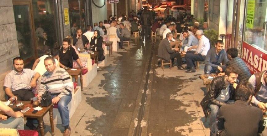Konya'da iftardan sonra közde çay gelenek haline geldi