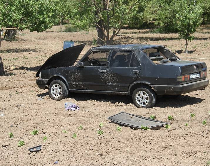 Elma bahçesinde ağaca çarpan otomobil devrildi: 3 yaralı