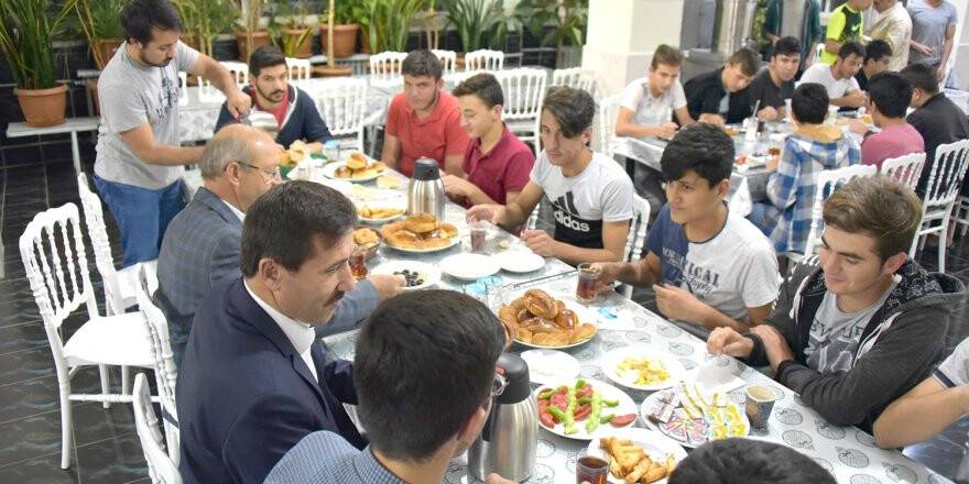 Başkan Kılca 7 yıl kaldığı yurtta sahur yaptı