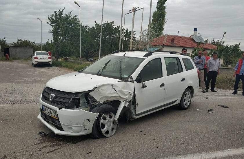 Kulu otomobiller çarpıştı: 2 yaralı