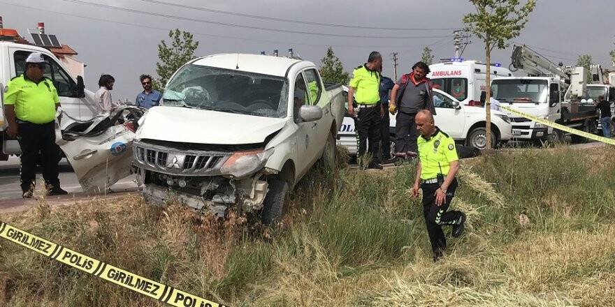 Konya'da Kamyonet Elektrik Direğine Çarptı: 1 Ölü, 1 Yaralı