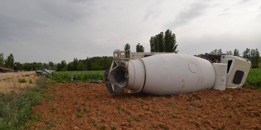 Konya'da Beton Mikseri İle Otomobil Çarpıştı: 1 Ölü, 1 Yaralı