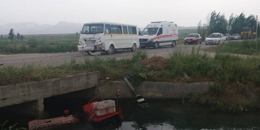 Öğrenci Servisi İle Traktör Çarpıştı: 13 Yaralı