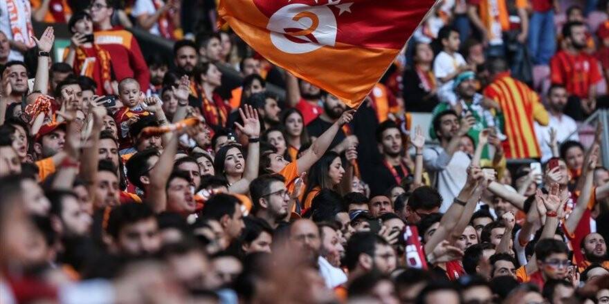 Galatasaray Şampiyonluğunu Kutluyor