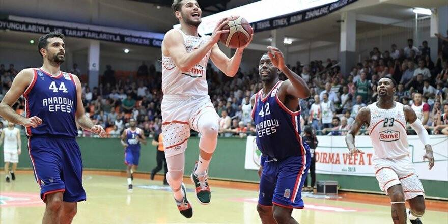 Anadolu Efes Yarı Finalde