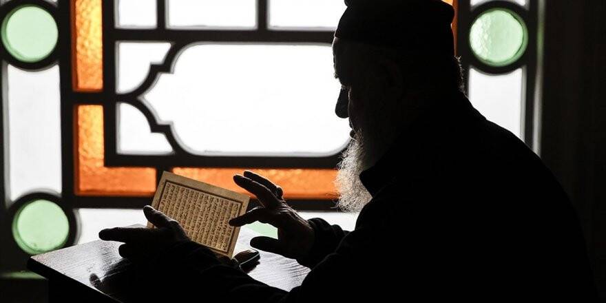 Nefislerini 'Allah'ın Evi'nde İtikafla Terbiye Ediyorlar